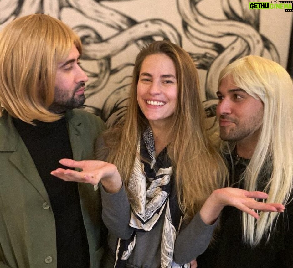 Solène Hebert Instagram - Deuxième anniversaire surprise, mais avec mes blondes 😅 une année qui se termine tout en rires et en douceur… merci 🥰❤️ @magaligenoud @regis.vallee @ariane_seguillon @aida.asgharzadeh @mayel_elhajaoui @xavier_widhoff @samy_gharbi