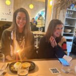 Solène Hebert Instagram - Deuxième anniversaire surprise, mais avec mes blondes 😅 une année qui se termine tout en rires et en douceur… merci 🥰❤️ @magaligenoud @regis.vallee @ariane_seguillon @aida.asgharzadeh @mayel_elhajaoui @xavier_widhoff @samy_gharbi