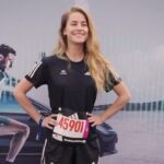Solène Hebert Instagram - Retour sur le 10k @adidas que j’ai couru il y a 3 semaines maintenant. 🏃‍♀️🏃🏃‍♂️ N’ayant jamais couru cette distance, je n’étais pas certaine d’y arriver. Puis au fil de mes entraînements, j’ai voulu le faire en moins d’1h15 sans pour autant être très confiante sur le sujet.. Mais avec la volonté, les conseils de @stephane.diagana et le soutien de mes proches, de mon agent @thomasdumontvip (qui a couru aussi), de Régis, de @claude_kohlanta , j’ai réussi en 1h03. Et je suis bien fiérote ! Ma famille et mes amis étaient avec moi tout le long. Le jour J, j’étais gonflée de tout cet amour, et de vous aussi, qui m’avez énormément soutenue par messages. Et enfin ma maman qui m’a fait la surprise sur le parcours… C’est vous tous qui m’avez portée jusqu’à la ligne d’arrivée. Alors merci pour cette petite victoire, et merci @hyundaifrance de m’avoir proposé ce challenge qui m’a permis de repousser mes limites ! (Ha oui, et merci aussi à l’équipe pour l’interview juste à la ligne d’arrivée, au top de ma forme 😅🥵) Maintenant next step: le faire en moins d’1h ! Chiche ? 💪🏼💪🏼💪🏼 #runtoprogress #hyundai
