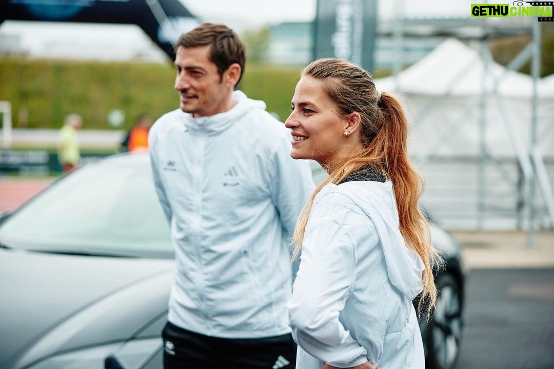 Solène Hebert Instagram - Comme je vous l’avais dit, @hyundaifrance m'a mise au défi de participer au @adidas10kparis , le 11 juin prochain. Oui oui, vos calculs sont bons.. c’est dans un mois 😱😅 Après un test VMA plutôt corsé, et un entrainement aux petits oignons par @stephane.diagana , je suis prête à relever ce nouveau défi. Enfin.. un peu plus prête qu’il y a 1 mois quoi 😅 Allez, on se retrouve le 11 juin au départ, et d’ici là je vous propose de gagner 2 dossards VIP** grâce à la Team #Hyundaifrance, partenaire de la course 💪🏃 ! Pour tenter votre chance: 1. Suivez mon compte @solene_hebert_officiel 2. Suivez le compte @hyundaifrance 3. Mentionnez vos partenaires de run *Tirage au sort le 17 mai 2022. Les gagnants seront contactés par DM, bonne chance à tous ! 🍀 ** Dossards VIP : accès à l’espace VIP ‘’Hyundai’’ avant le départ et après la course avec collation En collaboration avec @hyundaifrance #Hyundai #Runtoprogress #runstoppable #paris #tousensemble #runnersworld