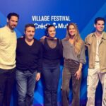 Solène Hebert Instagram - Encore merci @seriesmania et les festivaliers pour votre accueil ! De bons moments, de belles rencontres, et un tapis rouge pour le moins musclé 😅 @sahelle_de_figueiredo @millemartin1k @stany.coppet @farouk_bermouga @isabelle_regourd @theophile_clement @audethev 📸 Et merci pour la très belle photo souvenir @lesjouesrouges !