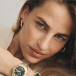 Solène Hebert Instagram - Ça y est, les nouvelles photos pour la collection hiver de @fossil sont sorties ! Faire matcher ma montre avec mon sapin de noël, un rêve enfin devenu réalité ! 😅❤️#FossilCollective #ShareTheJoy #merrychristmas🎄