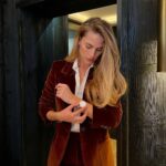Solène Hebert Instagram - Cela fait plusieurs mois que l’on vous préparait quelque chose… Et ça y est, c’est officiellement le lancement de la nouvelle collection automne / hiver de @fossil dont je suis l’ambassadrice avec @tomleeb ! C’est assez émouvant.. Dites moi ce que vous en pensez 🙈 @fossil #sohappy #FossilCollective #OwnYourTime #IconOclock #ad #ambassadrice 📸 @chalalitraum @niclolasgerardin Paris, France