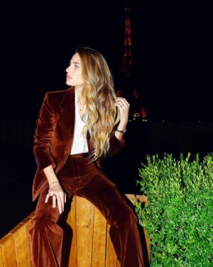 Solène Hébert Instagram - Cela fait plusieurs mois que l’on vous préparait quelque chose… Et ça y est, c’est officiellement le lancement de la nouvelle collection automne / hiver de @fossil dont je suis l’ambassadrice avec @tomleeb ! C’est assez émouvant.. Dites moi ce que vous en pensez 🙈
@fossil #sohappy  #FossilCollective #OwnYourTime #IconOclock #ad #ambassadrice 📸 @chalalitraum @niclolasgerardin