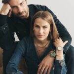 Solène Hebert Instagram - Tellement heureuse de vous annoncer mon rôle d’ambassadrice @fossil France pour la saison Automne/Hiver 2022 ✨ Un projet gardé secret de longs mois, et un shooting à New York avec @tomleeb que j’avais hâte de vous dévoiler. Une collection moderne au style rétro, comme j’aime. Et surtout une marque avec des valeurs que je suis fière d’incarner. Pour exemples, un regard tourné vers le monde, une démarche environnementale ou encore un soutien aux communautés avec la fondation Fossil venant en aide aux jeunes défavorisés du monde entier. Des sujets et combats tellement importants aujourd’hui. Sur ces mots, je vous laisse avec quelques images de la campagne, shootées par le talentueux photographe @tomschirmacher et espère que ça vous plaira :) Merci la famille @fossil pour cette belle aventure 💫 #FossilStyle #OwnYourTime #IconOClock #sponsorisé 📷@tomschirmacher @tomleeb