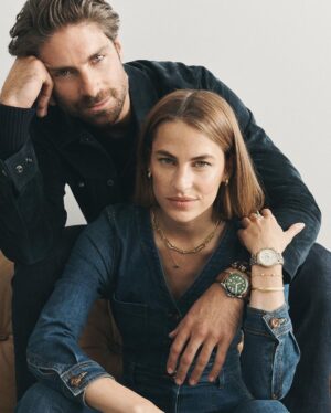 Solène Hébert Instagram - Tellement heureuse de vous annoncer mon rôle d’ambassadrice @fossil France pour la saison Automne/Hiver 2022 ✨ 

Un projet gardé secret de longs mois, et un shooting à New York avec @tomleeb que j’avais hâte de vous dévoiler.

Une collection moderne au style rétro, comme j’aime. Et surtout une marque avec des valeurs que je suis fière d’incarner. 

Pour exemples, un regard tourné vers le monde, une démarche environnementale ou encore un soutien aux communautés avec la fondation Fossil venant en aide aux jeunes défavorisés du monde entier. Des sujets et combats tellement importants aujourd’hui.

Sur ces mots, je vous laisse avec quelques images de la campagne, shootées par le talentueux photographe @tomschirmacher et espère que ça vous plaira :)

Merci la famille @fossil pour cette belle aventure 💫

#FossilStyle #OwnYourTime #IconOClock #sponsorisé 📷@tomschirmacher @tomleeb