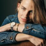 Solène Hebert Instagram - Tellement heureuse de vous annoncer mon rôle d’ambassadrice @fossil France pour la saison Automne/Hiver 2022 ✨ Un projet gardé secret de longs mois, et un shooting à New York avec @tomleeb que j’avais hâte de vous dévoiler. Une collection moderne au style rétro, comme j’aime. Et surtout une marque avec des valeurs que je suis fière d’incarner. Pour exemples, un regard tourné vers le monde, une démarche environnementale ou encore un soutien aux communautés avec la fondation Fossil venant en aide aux jeunes défavorisés du monde entier. Des sujets et combats tellement importants aujourd’hui. Sur ces mots, je vous laisse avec quelques images de la campagne, shootées par le talentueux photographe @tomschirmacher et espère que ça vous plaira :) Merci la famille @fossil pour cette belle aventure 💫 #FossilStyle #OwnYourTime #IconOClock #sponsorisé 📷@tomschirmacher @tomleeb