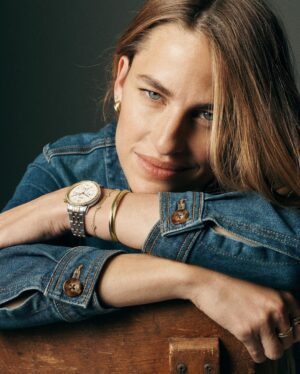 Solène Hébert Instagram - Tellement heureuse de vous annoncer mon rôle d’ambassadrice @fossil France pour la saison Automne/Hiver 2022 ✨ 

Un projet gardé secret de longs mois, et un shooting à New York avec @tomleeb que j’avais hâte de vous dévoiler.

Une collection moderne au style rétro, comme j’aime. Et surtout une marque avec des valeurs que je suis fière d’incarner. 

Pour exemples, un regard tourné vers le monde, une démarche environnementale ou encore un soutien aux communautés avec la fondation Fossil venant en aide aux jeunes défavorisés du monde entier. Des sujets et combats tellement importants aujourd’hui.

Sur ces mots, je vous laisse avec quelques images de la campagne, shootées par le talentueux photographe @tomschirmacher et espère que ça vous plaira :)

Merci la famille @fossil pour cette belle aventure 💫

#FossilStyle #OwnYourTime #IconOClock #sponsorisé 📷@tomschirmacher @tomleeb