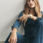 Solène Hebert Instagram - Tellement heureuse de vous annoncer mon rôle d’ambassadrice @fossil France pour la saison Automne/Hiver 2022 ✨ Un projet gardé secret de longs mois, et un shooting à New York avec @tomleeb que j’avais hâte de vous dévoiler. Une collection moderne au style rétro, comme j’aime. Et surtout une marque avec des valeurs que je suis fière d’incarner. Pour exemples, un regard tourné vers le monde, une démarche environnementale ou encore un soutien aux communautés avec la fondation Fossil venant en aide aux jeunes défavorisés du monde entier. Des sujets et combats tellement importants aujourd’hui. Sur ces mots, je vous laisse avec quelques images de la campagne, shootées par le talentueux photographe @tomschirmacher et espère que ça vous plaira :) Merci la famille @fossil pour cette belle aventure 💫 #FossilStyle #OwnYourTime #IconOClock #sponsorisé 📷@tomschirmacher @tomleeb
