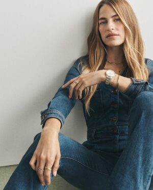 Solène Hébert Instagram - Tellement heureuse de vous annoncer mon rôle d’ambassadrice @fossil France pour la saison Automne/Hiver 2022 ✨ 

Un projet gardé secret de longs mois, et un shooting à New York avec @tomleeb que j’avais hâte de vous dévoiler.

Une collection moderne au style rétro, comme j’aime. Et surtout une marque avec des valeurs que je suis fière d’incarner. 

Pour exemples, un regard tourné vers le monde, une démarche environnementale ou encore un soutien aux communautés avec la fondation Fossil venant en aide aux jeunes défavorisés du monde entier. Des sujets et combats tellement importants aujourd’hui.

Sur ces mots, je vous laisse avec quelques images de la campagne, shootées par le talentueux photographe @tomschirmacher et espère que ça vous plaira :)

Merci la famille @fossil pour cette belle aventure 💫

#FossilStyle #OwnYourTime #IconOClock #sponsorisé 📷@tomschirmacher @tomleeb