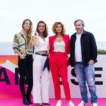 Solène Hebert Instagram – Un grand merci  @canneseries pour ce beau festival ! Du vent plein les cheveux et des étoiles plein les mirettes avec les copains @ingrid_chauvin_officiel @arnaud_henriet @jennylauret @isabelle_regourd @audethev @theophile_clement et merci à vous d’avoir été au rendez-vous. Cela faisait tellement longtemps ! 📷 @studio_vigerie @mathilde_gardel @valentina__claret @hotelbarrierelemajestic #festival #cannes #pinkcarpet #dedicace #thankyou