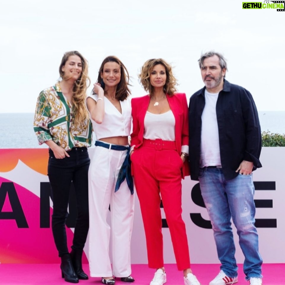 Solène Hebert Instagram - Un grand merci @canneseries pour ce beau festival ! Du vent plein les cheveux et des étoiles plein les mirettes avec les copains @ingrid_chauvin_officiel @arnaud_henriet @jennylauret @isabelle_regourd @audethev @theophile_clement et merci à vous d’avoir été au rendez-vous. Cela faisait tellement longtemps ! 📷 @studio_vigerie @mathilde_gardel @valentina__claret @hotelbarrierelemajestic #festival #cannes #pinkcarpet #dedicace #thankyou