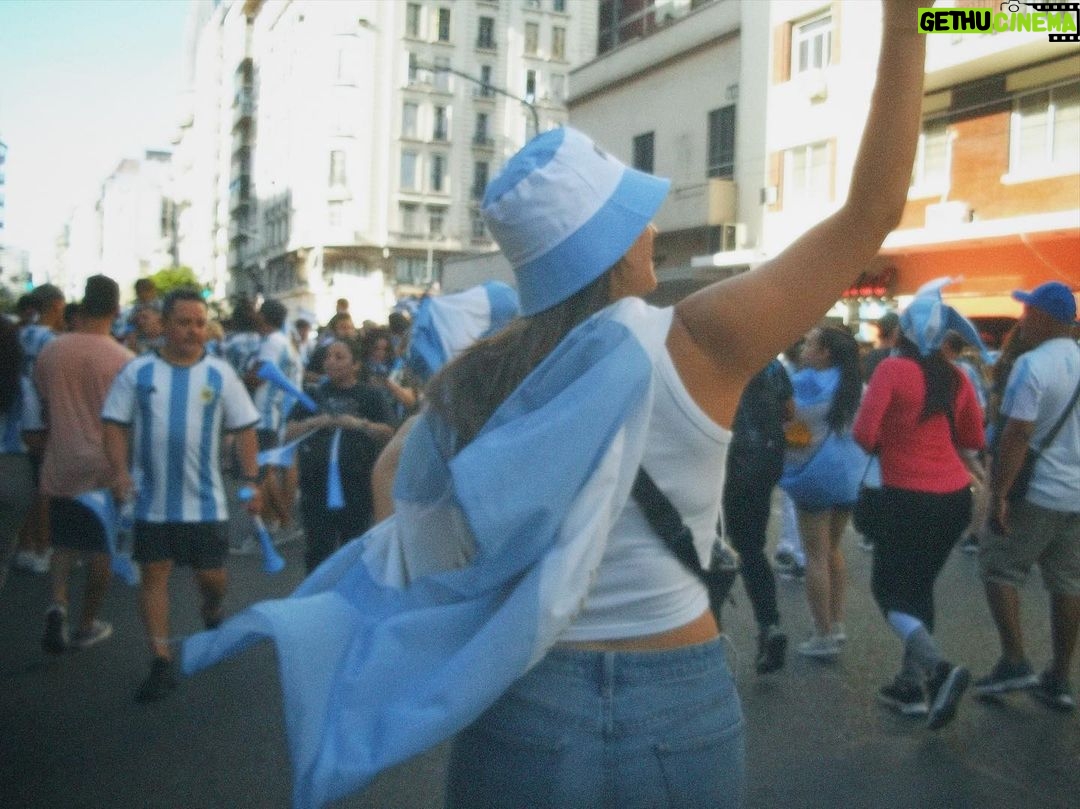 Sol Moreno Instagram - fotitos de la cámara 📸 para recordar el día que salimos campeones del mundo 🇦🇷⭐️⭐️⭐️ Obelisco Bs As Argentina