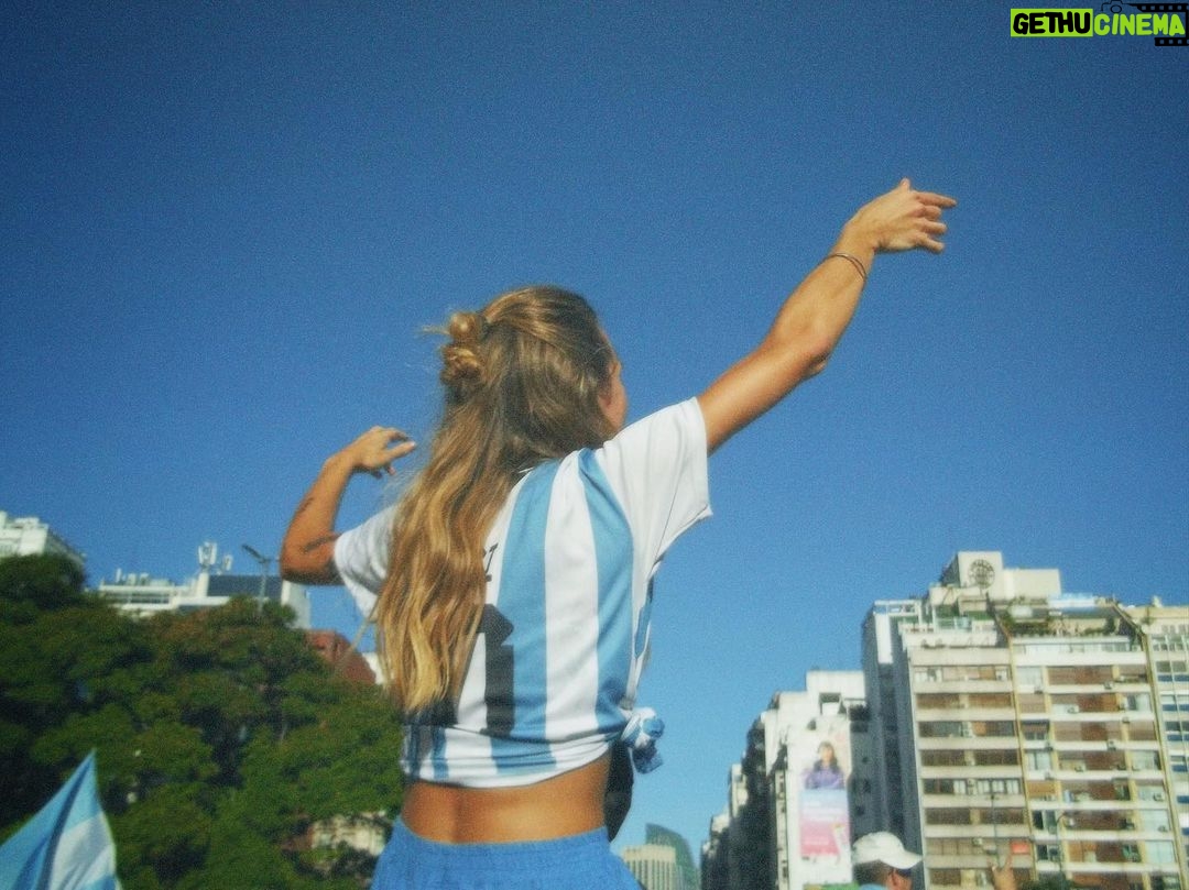 Sol Moreno Instagram - fotitos de la cámara 📸 para recordar el día que salimos campeones del mundo 🇦🇷⭐️⭐️⭐️ Obelisco Bs As Argentina