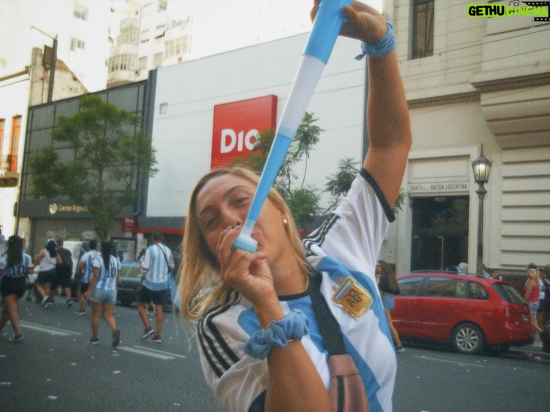 Sol Moreno Instagram - fotitos de la cámara 📸 para recordar el día que salimos campeones del mundo 🇦🇷⭐️⭐️⭐️ Obelisco Bs As Argentina