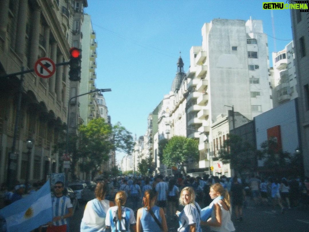 Sol Moreno Instagram - fotitos de la cámara 📸 para recordar el día que salimos campeones del mundo 🇦🇷⭐️⭐️⭐️ Obelisco Bs As Argentina