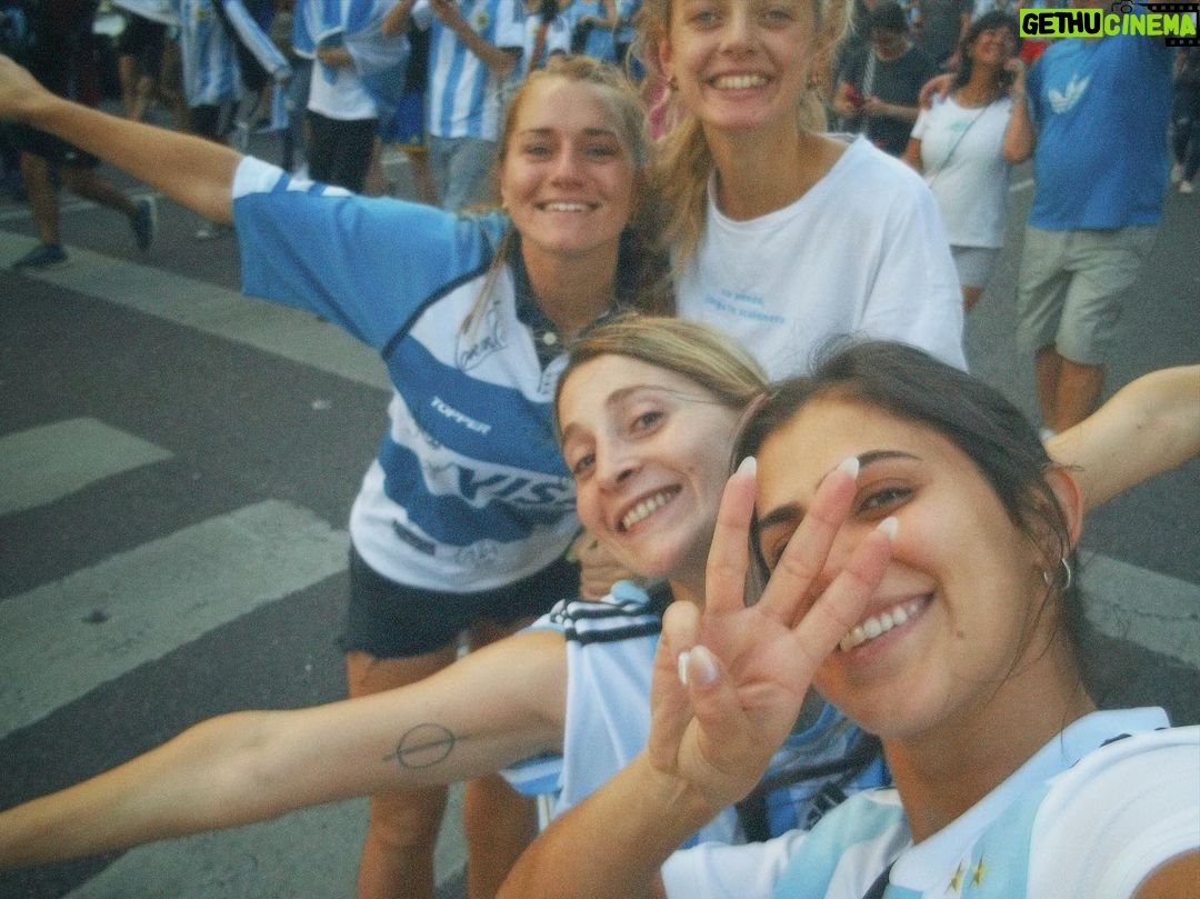 Sol Moreno Instagram - fotitos de la cámara 📸 para recordar el día que salimos campeones del mundo 🇦🇷⭐️⭐️⭐️ Obelisco Bs As Argentina