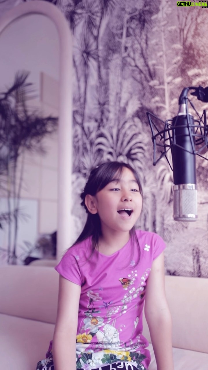 Solenn Heussaff Instagram - When I sang ‘Flowers’ with Tita @solenn and Teacher @jadericcio_soprano, it felt like my heart was blooming! Tita Solenn sang in French, Jade sang in Italian, and I sang in English, but it was like we were all singing the same thing! And when I saw how happy my mom was that we were signing her favorite song, it made me feel so proud! Thank you, @troylaureta for arranging this song for us! You are so brilliant!