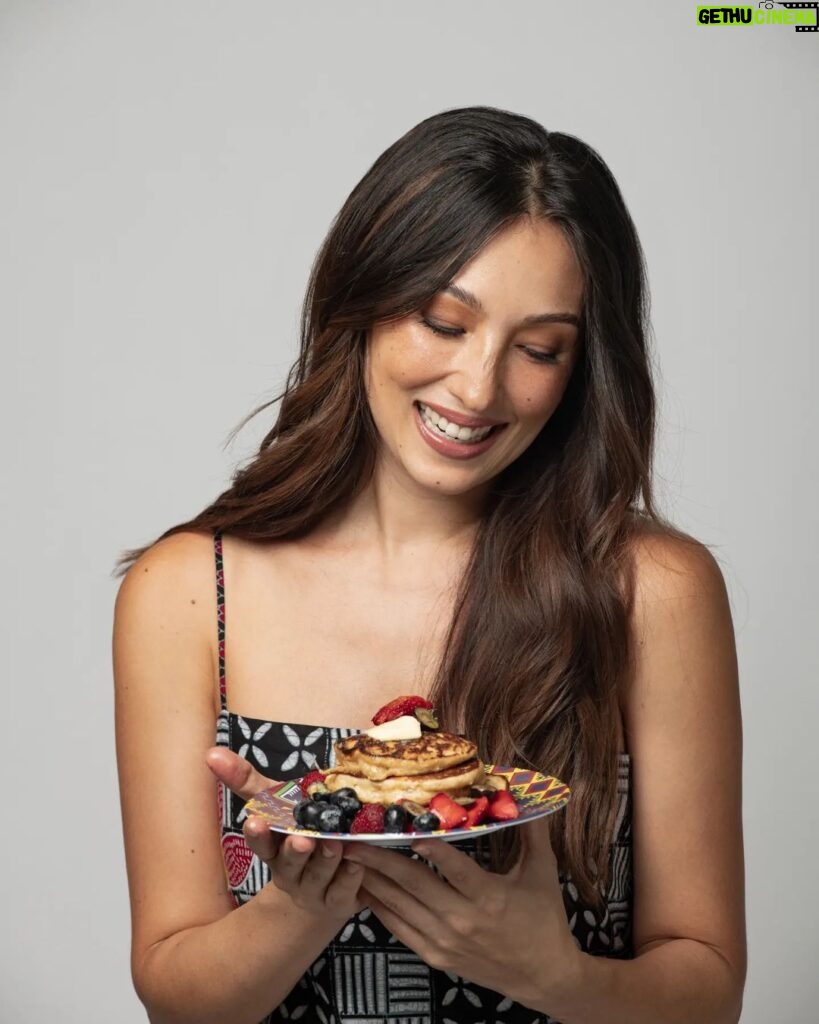 Solenn Heussaff Instagram - Sunday morning pancakes! It's very easy to make and love that Tili enjoys this as well. We added oats to these pancakes, which has 7x more fiber that can give you a multitude of benefits! Recipe is available at @quakeroatsph #7xmorefiberwithquaker