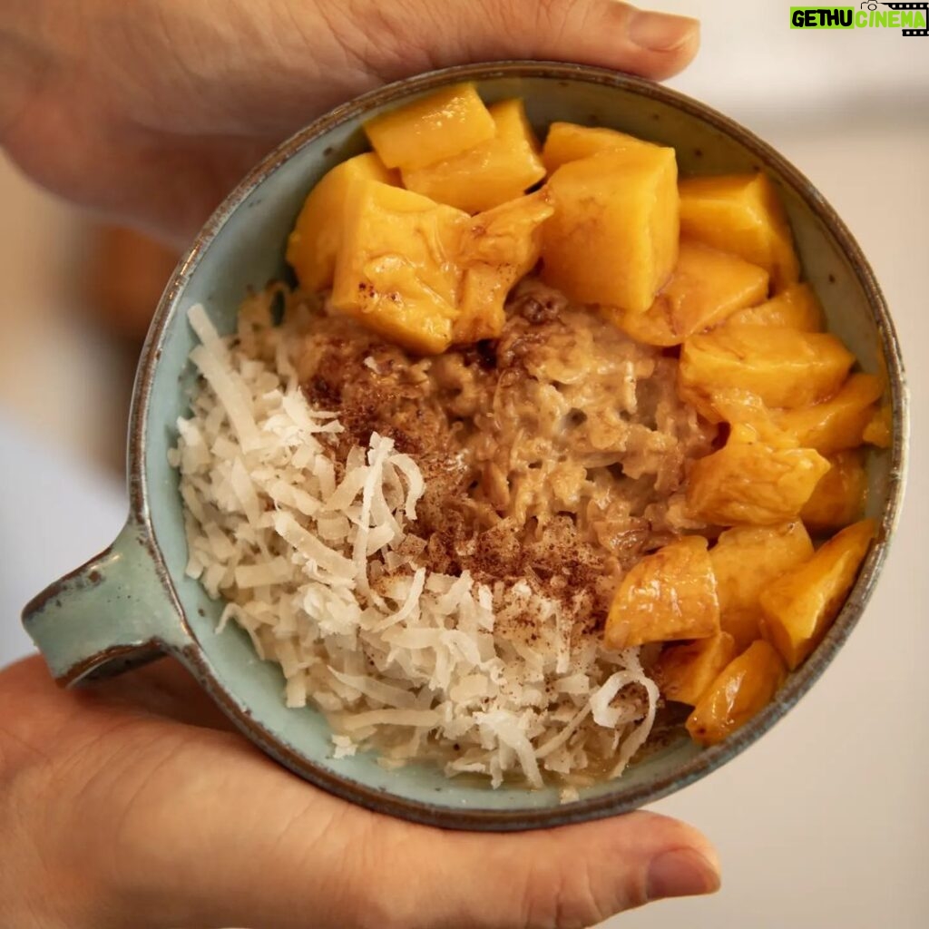 Solenn Heussaff Instagram - Love how this Coconut Mango Oats turned out. You can soak the oats overnight or just cook them in the morning and then add coconut milk and mango. Yum!! Adding these oats with 7x more fiber can give you a multitude of benefits! Recipe is available at @quakeroatsph #7xmorefiberwithquaker