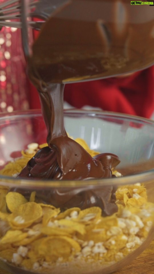 Solenn Heussaff Instagram - It's almost Christmas time! 🎄 So if you’re looking for something quick and easy to have at home for a snack, try these Choc’oats flakes made with @quakeroatsph ! You can literally put any treat you want in it. Plus, since it contains Quaker Oats, it has 1.7x more protein so it helps you stay full longer, gives you more energy and beta glucan to lower your cholesterol. Yummy and healthy is the key 💯💯 #ShareTheGiftOfQuaker with these yummy little treats! #CelebrateQuakerChristmas