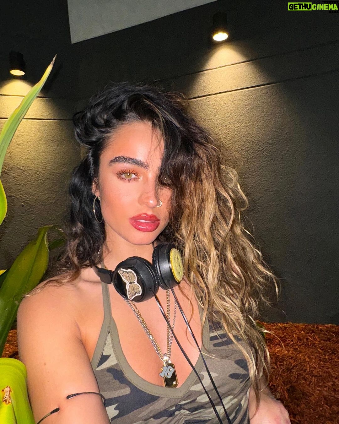 Sommer Ray Instagram - i don’t always post selfies but when i do i post 10000 of the same 🫠