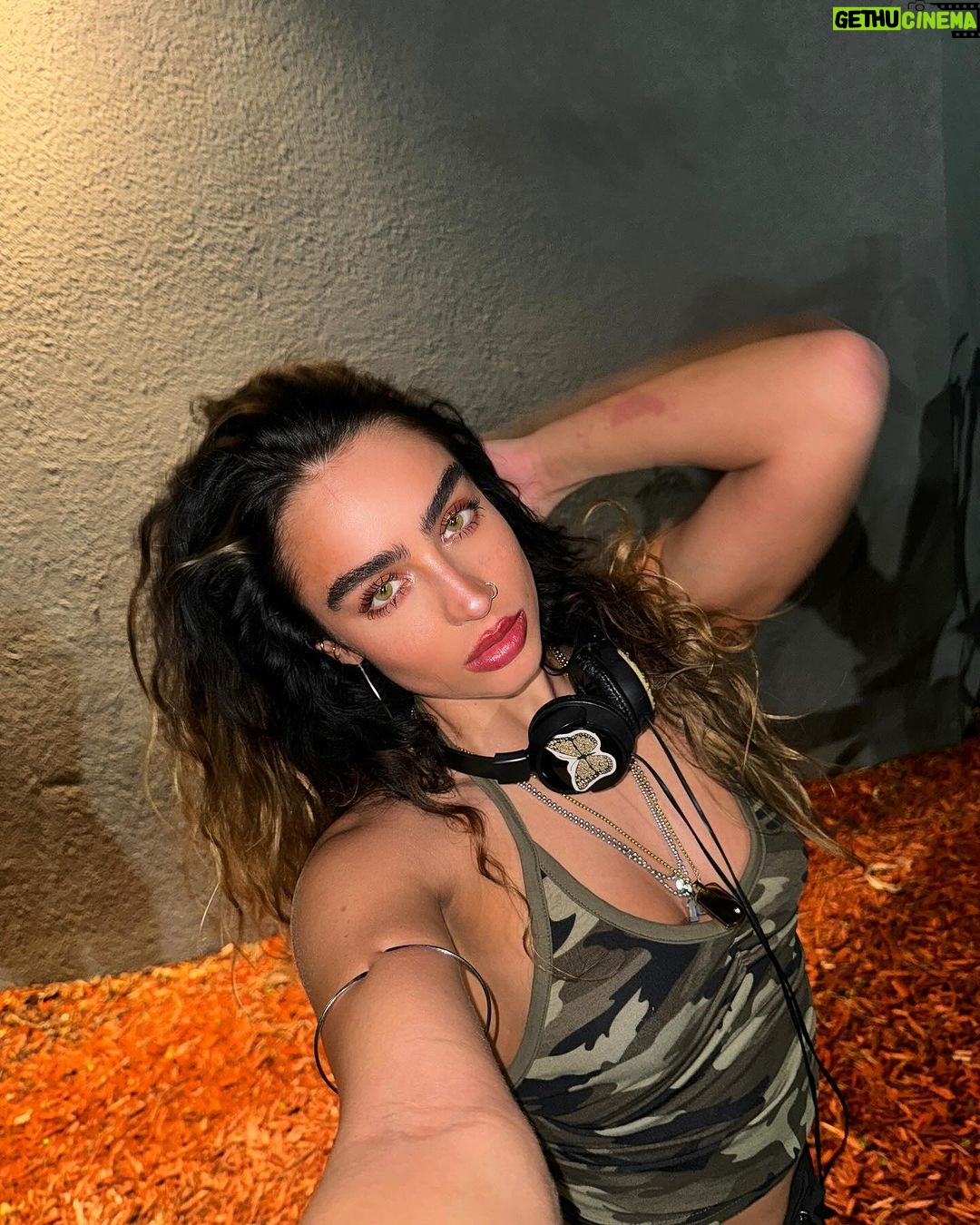 Sommer Ray Instagram - i don’t always post selfies but when i do i post 10000 of the same 🫠
