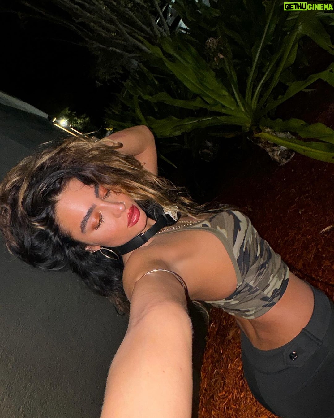 Sommer Ray Instagram - i don’t always post selfies but when i do i post 10000 of the same 🫠