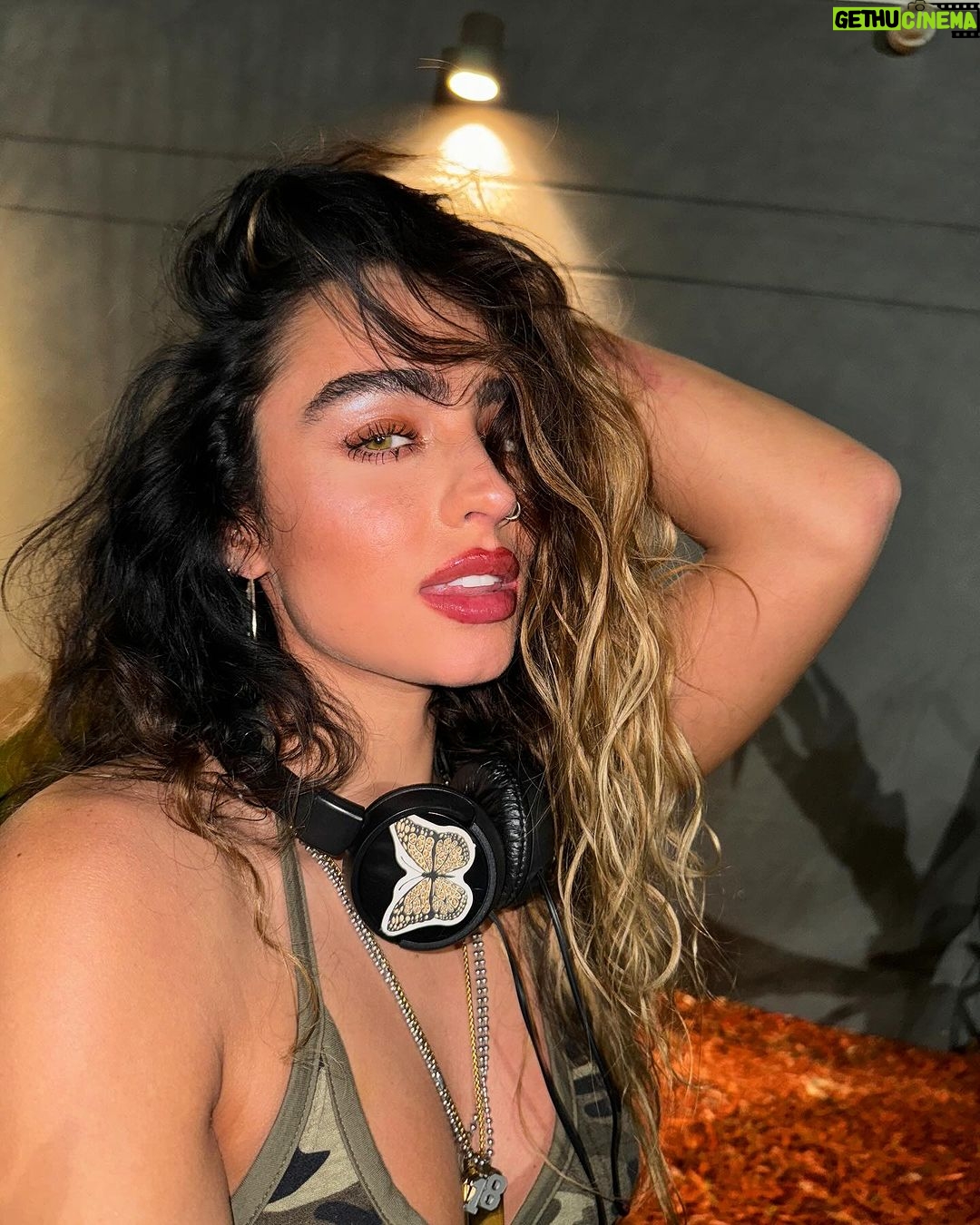 Sommer Ray Instagram - i don’t always post selfies but when i do i post 10000 of the same 🫠