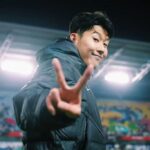 Son Heung-min Instagram - 이번 10월 a매치도 팬분들 덕분에 행복한 하루하루를 보내다가 다시 런던으로 돌아갑니다. 이런 영광과 사랑을 받아서 너무나 감사드리고 저는 다시 소속팀에 돌아가서 즐겁고 강한 모습으로 경기장에서 인사드리겠습니다 조금은 쌀쌀한 날씨에 늦은 시간 경기장까지 와주신 팬분들 또 티브이로 시청해 주신 모든 팬분들께 진심으로 감사드리고 이 응원과 사랑 잊지 않고 받은 만큼 즐거움을 드릴 수 있도록 최선을 다하는 쏘니가 되겠습니다 사랑합니다 ❤️