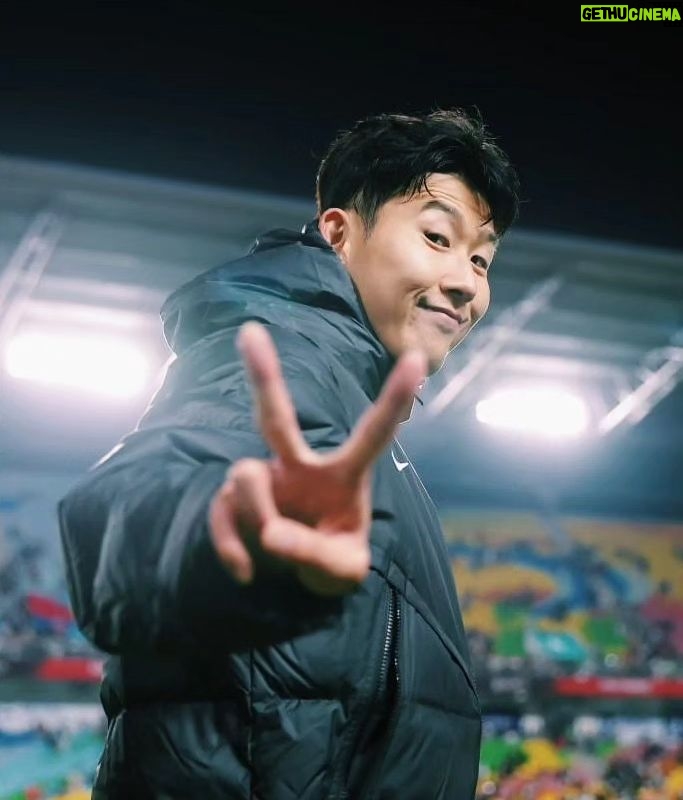 Son Heung-min Instagram - 이번 10월 a매치도 팬분들 덕분에 행복한 하루하루를 보내다가 다시 런던으로 돌아갑니다. 이런 영광과 사랑을 받아서 너무나 감사드리고 저는 다시 소속팀에 돌아가서 즐겁고 강한 모습으로 경기장에서 인사드리겠습니다 조금은 쌀쌀한 날씨에 늦은 시간 경기장까지 와주신 팬분들 또 티브이로 시청해 주신 모든 팬분들께 진심으로 감사드리고 이 응원과 사랑 잊지 않고 받은 만큼 즐거움을 드릴 수 있도록 최선을 다하는 쏘니가 되겠습니다 사랑합니다 ❤️