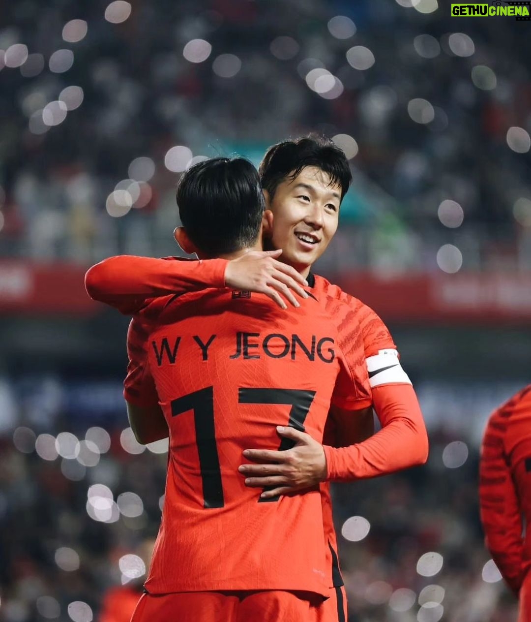 Son Heung-min Instagram - 이번 10월 a매치도 팬분들 덕분에 행복한 하루하루를 보내다가 다시 런던으로 돌아갑니다. 이런 영광과 사랑을 받아서 너무나 감사드리고 저는 다시 소속팀에 돌아가서 즐겁고 강한 모습으로 경기장에서 인사드리겠습니다 조금은 쌀쌀한 날씨에 늦은 시간 경기장까지 와주신 팬분들 또 티브이로 시청해 주신 모든 팬분들께 진심으로 감사드리고 이 응원과 사랑 잊지 않고 받은 만큼 즐거움을 드릴 수 있도록 최선을 다하는 쏘니가 되겠습니다 사랑합니다 ❤️