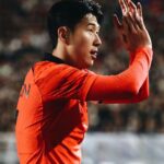 Son Heung-min Instagram - 이번 10월 a매치도 팬분들 덕분에 행복한 하루하루를 보내다가 다시 런던으로 돌아갑니다. 이런 영광과 사랑을 받아서 너무나 감사드리고 저는 다시 소속팀에 돌아가서 즐겁고 강한 모습으로 경기장에서 인사드리겠습니다 조금은 쌀쌀한 날씨에 늦은 시간 경기장까지 와주신 팬분들 또 티브이로 시청해 주신 모든 팬분들께 진심으로 감사드리고 이 응원과 사랑 잊지 않고 받은 만큼 즐거움을 드릴 수 있도록 최선을 다하는 쏘니가 되겠습니다 사랑합니다 ❤️
