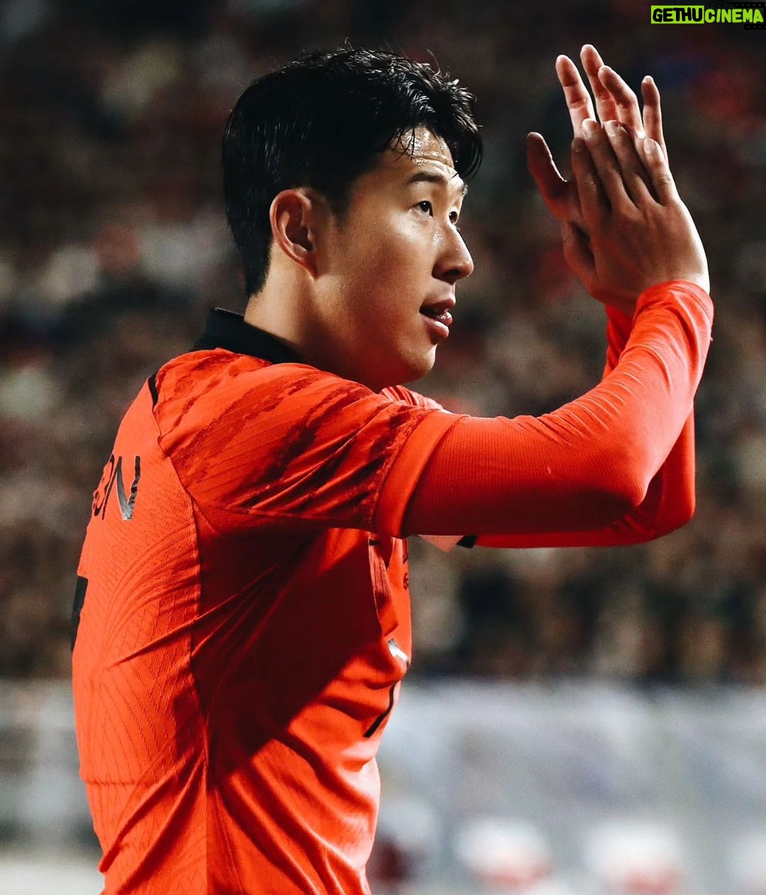 Son Heung-min Instagram - 이번 10월 a매치도 팬분들 덕분에 행복한 하루하루를 보내다가 다시 런던으로 돌아갑니다. 이런 영광과 사랑을 받아서 너무나 감사드리고 저는 다시 소속팀에 돌아가서 즐겁고 강한 모습으로 경기장에서 인사드리겠습니다 조금은 쌀쌀한 날씨에 늦은 시간 경기장까지 와주신 팬분들 또 티브이로 시청해 주신 모든 팬분들께 진심으로 감사드리고 이 응원과 사랑 잊지 않고 받은 만큼 즐거움을 드릴 수 있도록 최선을 다하는 쏘니가 되겠습니다 사랑합니다 ❤️