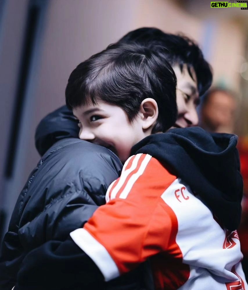 Son Heung-min Instagram - 이번 10월 a매치도 팬분들 덕분에 행복한 하루하루를 보내다가 다시 런던으로 돌아갑니다. 이런 영광과 사랑을 받아서 너무나 감사드리고 저는 다시 소속팀에 돌아가서 즐겁고 강한 모습으로 경기장에서 인사드리겠습니다 조금은 쌀쌀한 날씨에 늦은 시간 경기장까지 와주신 팬분들 또 티브이로 시청해 주신 모든 팬분들께 진심으로 감사드리고 이 응원과 사랑 잊지 않고 받은 만큼 즐거움을 드릴 수 있도록 최선을 다하는 쏘니가 되겠습니다 사랑합니다 ❤️