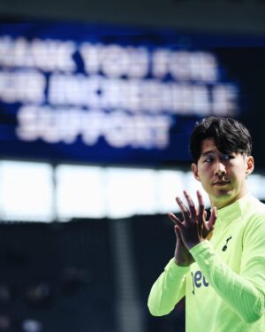 Son Heung-min Instagram - 시즌을 끝내고 한국에 막 돌아왔습니다. 돌아와서 지난 시즌을 다시 생각해 볼 시간을 가졌습니다. 제가 생각하고 기대했던 시즌과는 팀으로도 제 개인적으로도 한참 부족했고 아쉬웠습니다 하지만 이 어려운 시기에 또 어려운 시즌에 많은 응원을 보내주신 팬분들께 감사 인사를 전하려고 합니다, 한국에서 밤낮, 가리지 않고 응원해 주시고 경기장에 직접 찾아와주시고 또 전 세계 온라인으로 응원해 주시는 팬분들 한 분 한 분 모두 너무 감사드립니다 올 시즌 부족했던 만큼 잘 충전하고 다음 시즌에 더 좋은 모습 더 강한 모습으로 돌아오겠다고 약속드리겠습니다 쏘니가🤍❤️