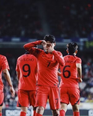 Son Heung-min Instagram - 나라를 위해 뛴다는 것은 , 대한민국 축구 국가대표팀의 유니폼을 입는것은 항상 자랑스럽고 영광입니다. 오랜만에 홈경기를 치루면서 축구가 받고 있는 사랑을 다시 느낄수 있었습니다. 여러분들께 멋진 승리로 선물을 드리진 못했지만 앞으로 발전되는 팀이 될수 있도록 노력하겠습니다.
열흘 동안 저희를 응원해주신 모든분들께 감사드립니다
곧 다시 운동장에서 만나요❤️ Sonny🤍