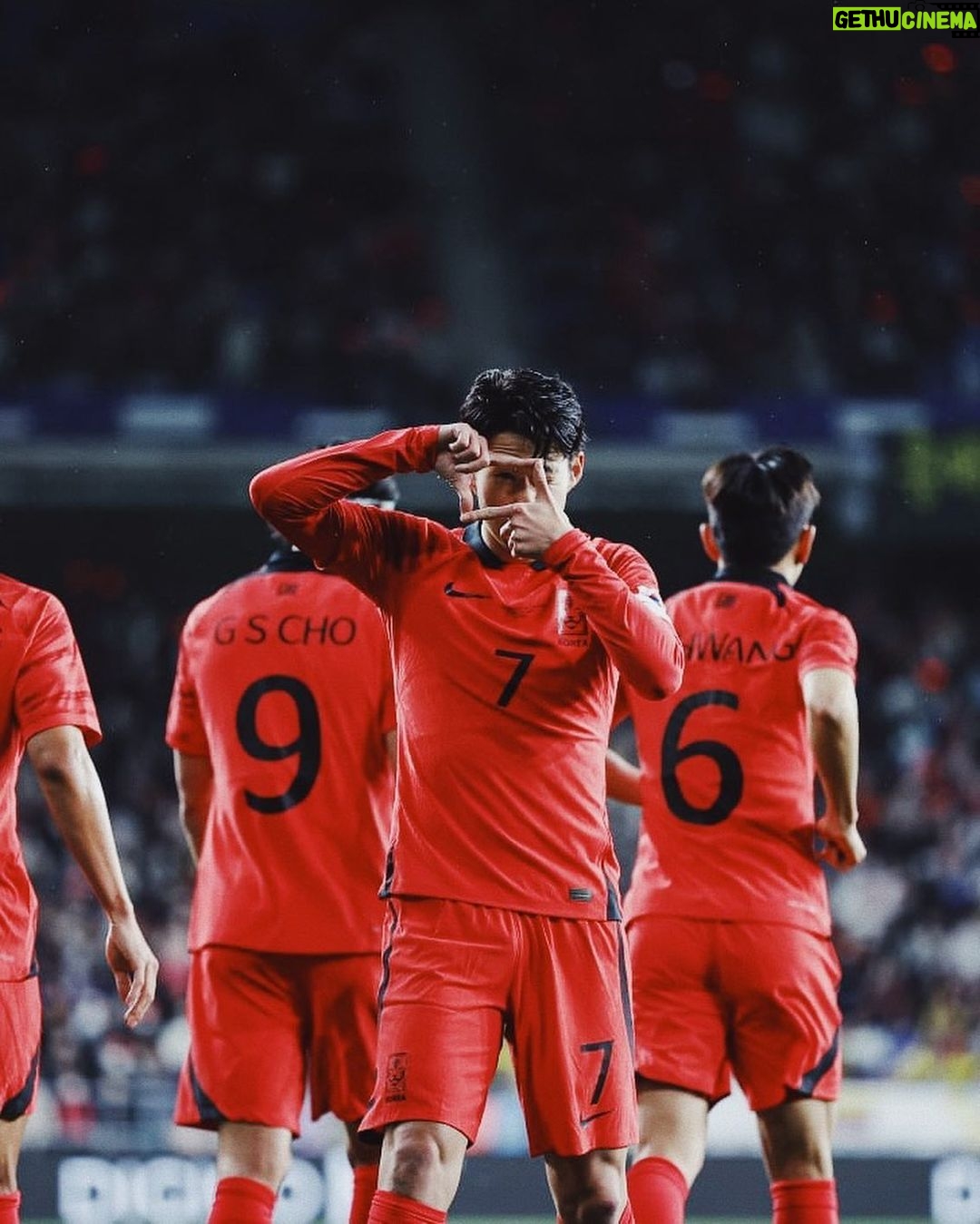 Son Heung-min - 2.3 Million Likes - 나라를 위해 뛴다는 것은 , 대한민국 축구 국가대표팀의 유니폼을 입는것은 항상 자랑스럽고 영광입니다. 오랜만에 홈경기를 치루면서 축구가 받고 있는 사랑을 다시 느낄수 있었습니다. 여러분들께 멋진 승리로 선물을 드리진 못했지만 앞으로 발전되는 팀이 될수 있도록 노력하겠습니다.
열흘 동안 저희를 응원해주신 모든분들께 감사드립니다
곧 다시 운동장에서 만나요❤️ Sonny🤍