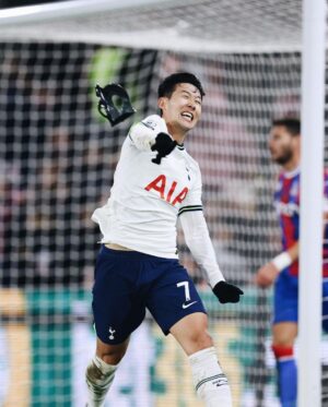 Son Heung-min Instagram - Mask offff 😁 a bit late I know but happy new year everyone!!