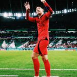 Son Heung-min Instagram - 안녕하세요 카타르 월드컵 대한민국 대표팀 손흥민입니다. 이 기회를 통해 많은 응원, 성원, 관심에 감사의 인사를 드리고자 이렇게 글을 쓰고 있습니다. 4년이란 시간 동안 많은 것들을 노력하고 꿈을 향해 앞만 보고 달렸습니다. 매번 좋은 순간만 있진 않았지만 그 아쉬운 순간들이 저희를 더 강하게 만들어 지금의 국가대표팀을 만들었다고 생각합니다. 또 그 순간마다 뒤에서 한결같은 여러분의 응원으로 이겨낼 수 있었습니다! 저희 선수들 보이지 않는 곳에서 정말 많이 노력했고 대한민국 대표팀으로 뛰는 것 그 자체만으로 영광스럽게 생각하며 몸이 부서지도록 뛰었습니다. 저는 저희가 분명 더 높이 올라갈 수 있다고 믿었기에 아쉬움은 있었지만 후회는 절대 없습니다. 저를 포함한 모든 선수와 스태프들 하루도 빠짐없이 매 순간 노력했기에 잊지 못할 월드컵이 만들어질 수 있었다고 생각합니다. 더불어 축구 선수이기 이전에 대한민국 국민의 한 사람으로서, 제가 얼마나 행복한 사람인지 다시 한번 느낄 수 있었습니다. 여러분이 보내주신 사랑에 진심으로 감사드립니다. 앞으로 저 뿐만 아니라 대한민국 축구 대표팀을, 나아가 대한민국을 더욱더 빛나게 하기 위해 최선을 다해 노력하겠습니다. 대한민국 사랑하고 감사합니다❤️🇰🇷 (1%의 가능성이 정말 크다고 느꼈습니다. 이 자리에 설 수 있게 해주셔서 감사합니다.)