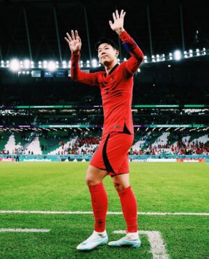 Son Heung-min Instagram - 안녕하세요 카타르 월드컵 대한민국 대표팀 손흥민입니다. 이 기회를 통해 많은 응원, 성원, 관심에 감사의 인사를 드리고자 이렇게 글을 쓰고 있습니다. 4년이란 시간 동안 많은 것들을 노력하고 꿈을 향해 앞만 보고 달렸습니다. 매번 좋은 순간만 있진 않았지만 그 아쉬운 순간들이 저희를 더 강하게 만들어 지금의 국가대표팀을 만들었다고 생각합니다. 또 그 순간마다 뒤에서 한결같은 여러분의 응원으로 이겨낼 수 있었습니다!
저희 선수들 보이지 않는 곳에서 정말 많이 노력했고 대한민국 대표팀으로 뛰는 것 그 자체만으로 영광스럽게 생각하며 몸이 부서지도록 뛰었습니다. 저는 저희가 분명 더 높이 올라갈 수 있다고 믿었기에 아쉬움은 있었지만 후회는 절대 없습니다. 저를 포함한 모든 선수와 스태프들 하루도 빠짐없이 매 순간 노력했기에 잊지 못할 월드컵이 만들어질 수 있었다고 생각합니다.
더불어 축구 선수이기 이전에 대한민국 국민의 한 사람으로서, 제가 얼마나 행복한 사람인지 다시 한번 느낄 수 있었습니다. 여러분이 보내주신 사랑에 진심으로 감사드립니다. 앞으로 저 뿐만 아니라 대한민국 축구 대표팀을, 나아가 대한민국을 더욱더 빛나게 하기 위해 최선을 다해 노력하겠습니다. 대한민국 사랑하고 감사합니다❤️🇰🇷
(1%의 가능성이 정말 크다고 느꼈습니다. 이 자리에 설 수 있게 해주셔서 감사합니다.)