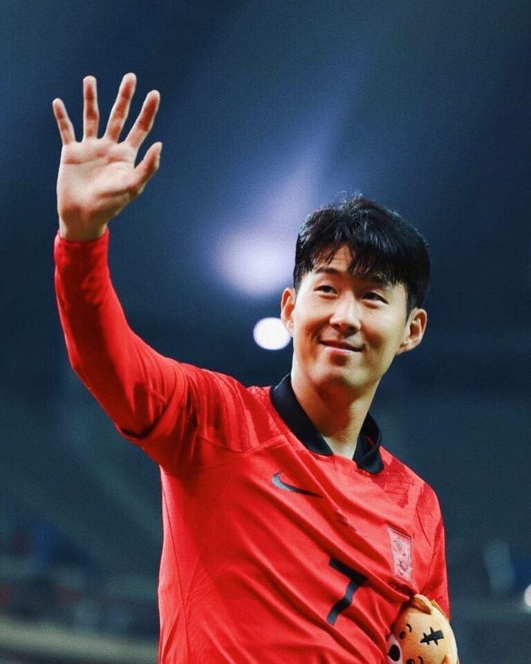 Son Heung-min Instagram - 안녕하세요. 지난 한 주 동안 받은 응원과 격려의 메세지, 정말감사하다는 말씀을 드리고 싶습니다. 저는 많은분들께 응원과 격려의 메세지를 받았고 읽으면서 많은 힘을 얻었습니다. 월드컵에서 우리나라를 위해 뛰는 것은 많은 아이들이 축구선수로 성장하면서 꿈꾸는 일 일것입니다. 저 또한 그 꿈을 지금까지 변함없이 가지고 있습니다. 지난 2년여의 시간동안 여러분들이 참고 견디며 써오신 마스크를 생각하면 월드컵 경기에서 쓰게 될 저의 마스크는 아무것도 아닐것입니다. 단 1%의 가능성만 있다면 그 가능성을 보며 얼마 남지않은 시간 앞만 보며 달려가겠습니다. 아름다운 우리나라의 월드컵 대표선수가 되기 위해🇰🇷❤️ Sonny:) Hi everyone. I just wanted to take a moment to say thank you all for the messages of support i have received over the last week. I have read so many of them and truly, truly appreciate you all. In a tough time I received a lot of strength from you! Playing for your country at the World Cup is the dream of so many children growing up, just as it was one of mine too. I won’t miss this for the world. I can’t wait to represent our beautiful country, see you soon. Sonny🇰🇷❤️ London, United Kingdom