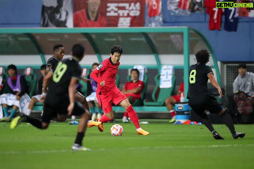 Son Heung-min Instagram - 경기장에서 많은 시간을 같이 못보내서 아쉽고 죄송합니다, 그래도 10일동안 부산,대전에서 매일을 행복한시간 보내게 해주셔서 감사합니다🤍 경기 결과는 원하는 결과가 나오지 않았지만 앞으로 더 발전하고 나아가는 대한민국 축구 국가대표팀이 될수 있도록 노력하겠습니다! 비도 오고 더운 날씨에 경기장까지 와주시고 한팀이 되어 응원해주신 많은 팬분들 너무 감사하고 사랑하고 최고입니다❤️