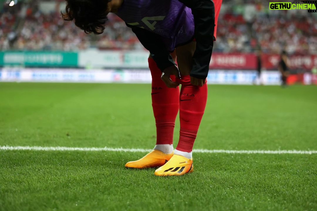 Son Heung-min Instagram - 경기장에서 많은 시간을 같이 못보내서 아쉽고 죄송합니다, 그래도 10일동안 부산,대전에서 매일을 행복한시간 보내게 해주셔서 감사합니다🤍 경기 결과는 원하는 결과가 나오지 않았지만 앞으로 더 발전하고 나아가는 대한민국 축구 국가대표팀이 될수 있도록 노력하겠습니다! 비도 오고 더운 날씨에 경기장까지 와주시고 한팀이 되어 응원해주신 많은 팬분들 너무 감사하고 사랑하고 최고입니다❤️