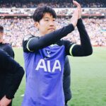 Son Heung-min Instagram - 시즌을 끝내고 한국에 막 돌아왔습니다. 돌아와서 지난 시즌을 다시 생각해 볼 시간을 가졌습니다. 제가 생각하고 기대했던 시즌과는 팀으로도 제 개인적으로도 한참 부족했고 아쉬웠습니다 하지만 이 어려운 시기에 또 어려운 시즌에 많은 응원을 보내주신 팬분들께 감사 인사를 전하려고 합니다, 한국에서 밤낮, 가리지 않고 응원해 주시고 경기장에 직접 찾아와주시고 또 전 세계 온라인으로 응원해 주시는 팬분들 한 분 한 분 모두 너무 감사드립니다 올 시즌 부족했던 만큼 잘 충전하고 다음 시즌에 더 좋은 모습 더 강한 모습으로 돌아오겠다고 약속드리겠습니다 쏘니가🤍❤️ South Korea