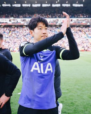 Son Heung-min Instagram - 시즌을 끝내고 한국에 막 돌아왔습니다. 돌아와서 지난 시즌을 다시 생각해 볼 시간을 가졌습니다. 제가 생각하고 기대했던 시즌과는 팀으로도 제 개인적으로도 한참 부족했고 아쉬웠습니다 하지만 이 어려운 시기에 또 어려운 시즌에 많은 응원을 보내주신 팬분들께 감사 인사를 전하려고 합니다, 한국에서 밤낮, 가리지 않고 응원해 주시고 경기장에 직접 찾아와주시고 또 전 세계 온라인으로 응원해 주시는 팬분들 한 분 한 분 모두 너무 감사드립니다 올 시즌 부족했던 만큼 잘 충전하고 다음 시즌에 더 좋은 모습 더 강한 모습으로 돌아오겠다고 약속드리겠습니다 쏘니가🤍❤️