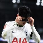 Son Heung-min Instagram - 시즌을 끝내고 한국에 막 돌아왔습니다. 돌아와서 지난 시즌을 다시 생각해 볼 시간을 가졌습니다. 제가 생각하고 기대했던 시즌과는 팀으로도 제 개인적으로도 한참 부족했고 아쉬웠습니다 하지만 이 어려운 시기에 또 어려운 시즌에 많은 응원을 보내주신 팬분들께 감사 인사를 전하려고 합니다, 한국에서 밤낮, 가리지 않고 응원해 주시고 경기장에 직접 찾아와주시고 또 전 세계 온라인으로 응원해 주시는 팬분들 한 분 한 분 모두 너무 감사드립니다 올 시즌 부족했던 만큼 잘 충전하고 다음 시즌에 더 좋은 모습 더 강한 모습으로 돌아오겠다고 약속드리겠습니다 쏘니가🤍❤️ South Korea