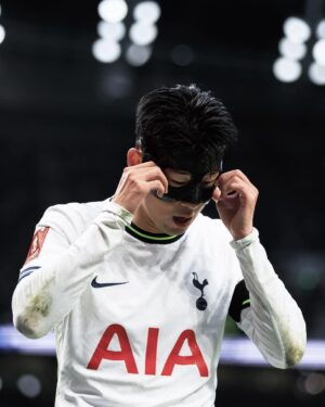 Son Heung-min Instagram - 시즌을 끝내고 한국에 막 돌아왔습니다. 돌아와서 지난 시즌을 다시 생각해 볼 시간을 가졌습니다. 제가 생각하고 기대했던 시즌과는 팀으로도 제 개인적으로도 한참 부족했고 아쉬웠습니다 하지만 이 어려운 시기에 또 어려운 시즌에 많은 응원을 보내주신 팬분들께 감사 인사를 전하려고 합니다, 한국에서 밤낮, 가리지 않고 응원해 주시고 경기장에 직접 찾아와주시고 또 전 세계 온라인으로 응원해 주시는 팬분들 한 분 한 분 모두 너무 감사드립니다 올 시즌 부족했던 만큼 잘 충전하고 다음 시즌에 더 좋은 모습 더 강한 모습으로 돌아오겠다고 약속드리겠습니다 쏘니가🤍❤️