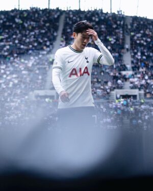 Son Heung-min Instagram - 시즌을 끝내고 한국에 막 돌아왔습니다. 돌아와서 지난 시즌을 다시 생각해 볼 시간을 가졌습니다. 제가 생각하고 기대했던 시즌과는 팀으로도 제 개인적으로도 한참 부족했고 아쉬웠습니다 하지만 이 어려운 시기에 또 어려운 시즌에 많은 응원을 보내주신 팬분들께 감사 인사를 전하려고 합니다, 한국에서 밤낮, 가리지 않고 응원해 주시고 경기장에 직접 찾아와주시고 또 전 세계 온라인으로 응원해 주시는 팬분들 한 분 한 분 모두 너무 감사드립니다 올 시즌 부족했던 만큼 잘 충전하고 다음 시즌에 더 좋은 모습 더 강한 모습으로 돌아오겠다고 약속드리겠습니다 쏘니가🤍❤️
