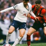 Son Heung-min Instagram - 시즌을 끝내고 한국에 막 돌아왔습니다. 돌아와서 지난 시즌을 다시 생각해 볼 시간을 가졌습니다. 제가 생각하고 기대했던 시즌과는 팀으로도 제 개인적으로도 한참 부족했고 아쉬웠습니다 하지만 이 어려운 시기에 또 어려운 시즌에 많은 응원을 보내주신 팬분들께 감사 인사를 전하려고 합니다, 한국에서 밤낮, 가리지 않고 응원해 주시고 경기장에 직접 찾아와주시고 또 전 세계 온라인으로 응원해 주시는 팬분들 한 분 한 분 모두 너무 감사드립니다 올 시즌 부족했던 만큼 잘 충전하고 다음 시즌에 더 좋은 모습 더 강한 모습으로 돌아오겠다고 약속드리겠습니다 쏘니가🤍❤️ South Korea